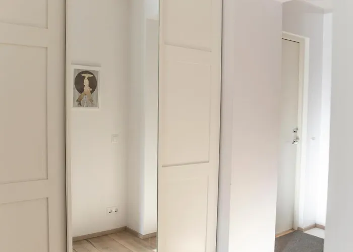 Charming One Bedroom In Apartment *